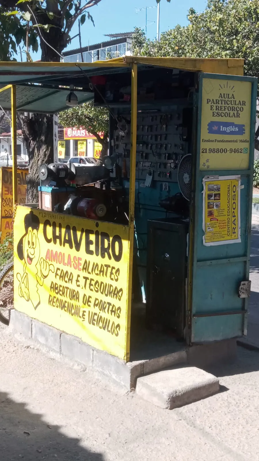 Banca do Chaveiro Marcos aberta em Vila Lage, São Gonçalo, com o esmeril de amolar e o painel de chaves à vista