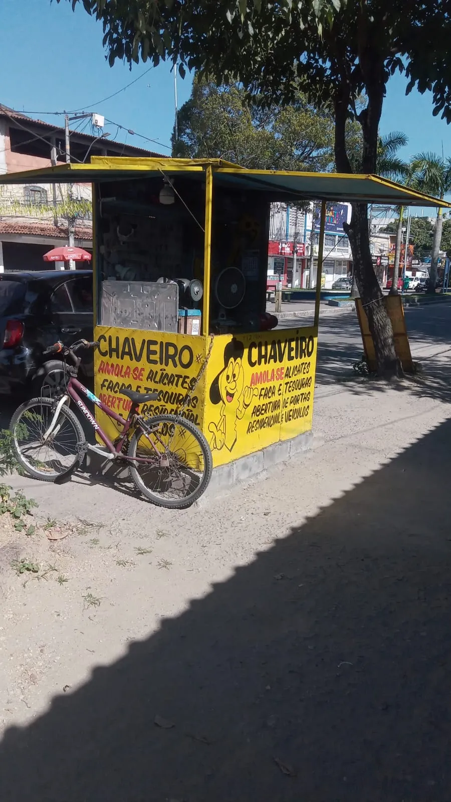 Fachada amarela da banca do Chaveiro Marcos na R. Lúcio Tomé Feteira, Vila Lage, São Gonçalo